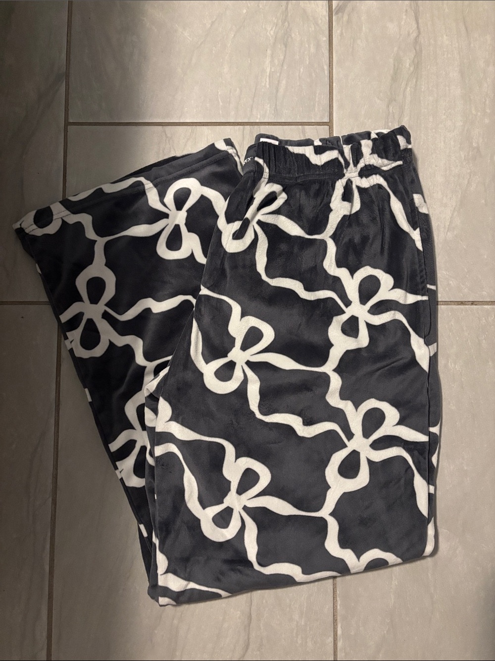 Like new! Black & White Bow Print Lounge Pants